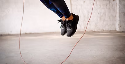 Femme en corde à sauter