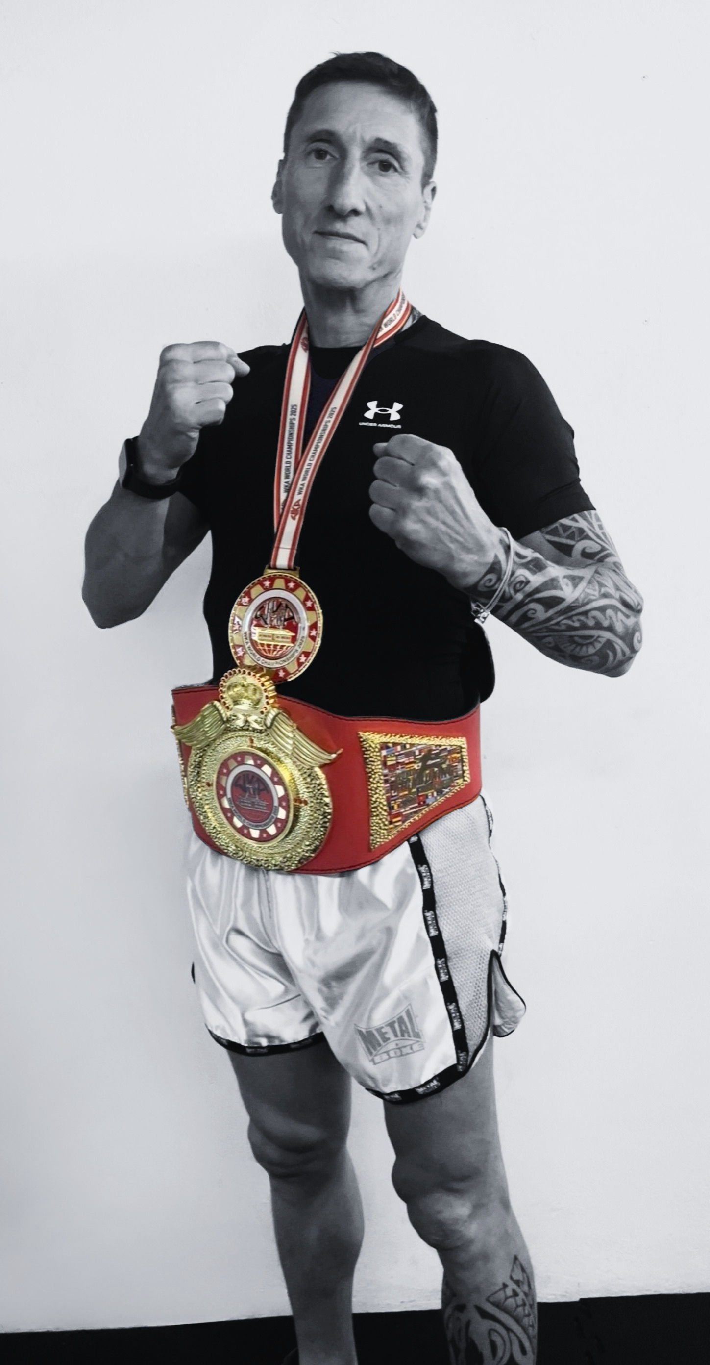 Photo de Yannick Delporte avec sa ceinture de Champion du Monde de Kick-Boxing